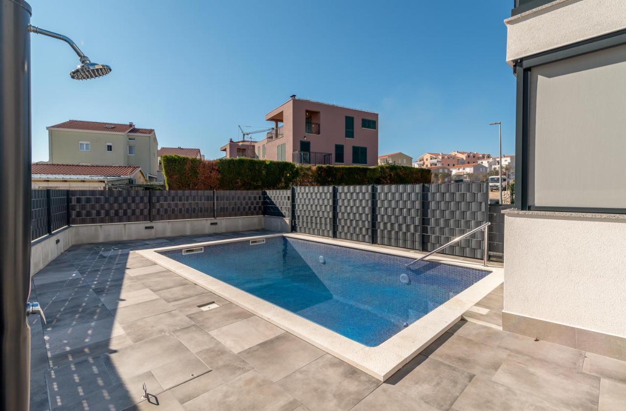 Poolside 2 bedroom ap. MARE Trogir Buitenkant foto