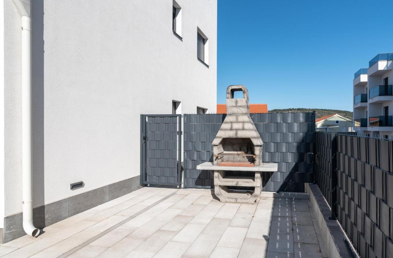 Poolside 2 bedroom ap. MARE Trogir Buitenkant foto