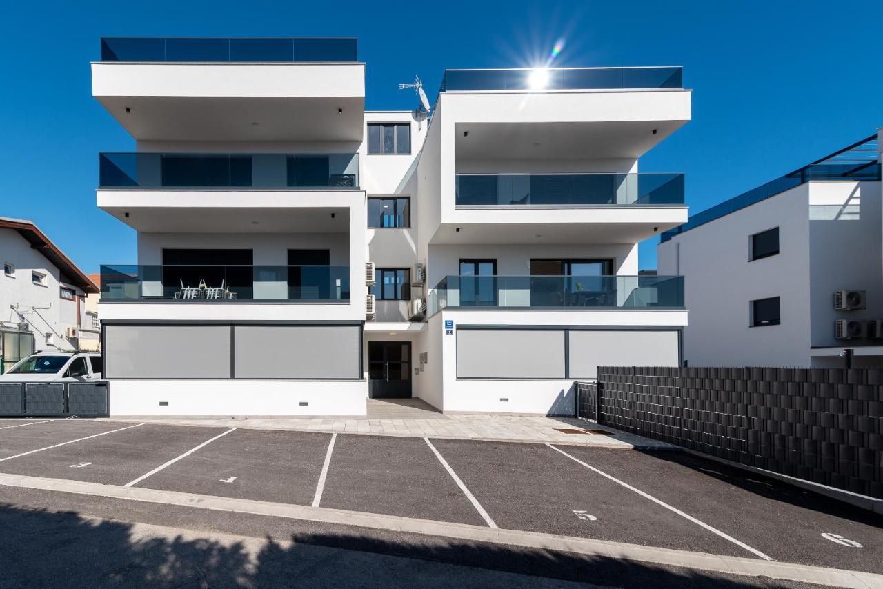 Poolside 2 bedroom ap. MARE Trogir Buitenkant foto