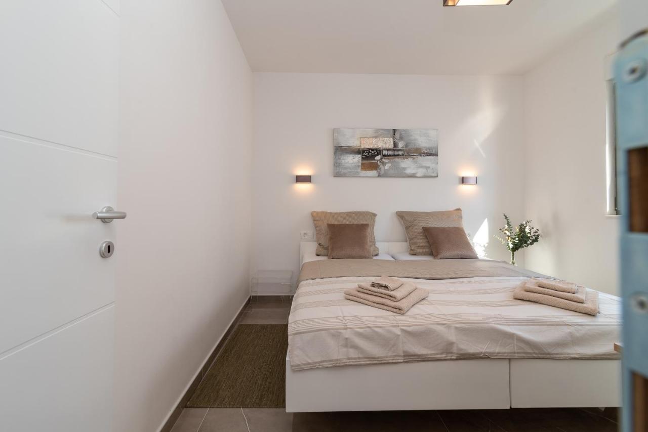 Poolside 2 bedroom ap. MARE Trogir Buitenkant foto