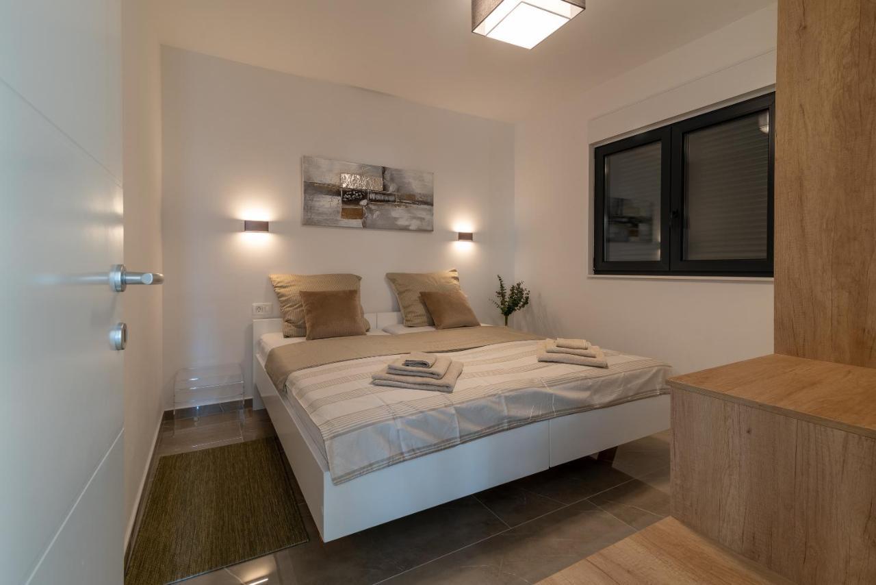 Poolside 2 bedroom ap. MARE Trogir Buitenkant foto