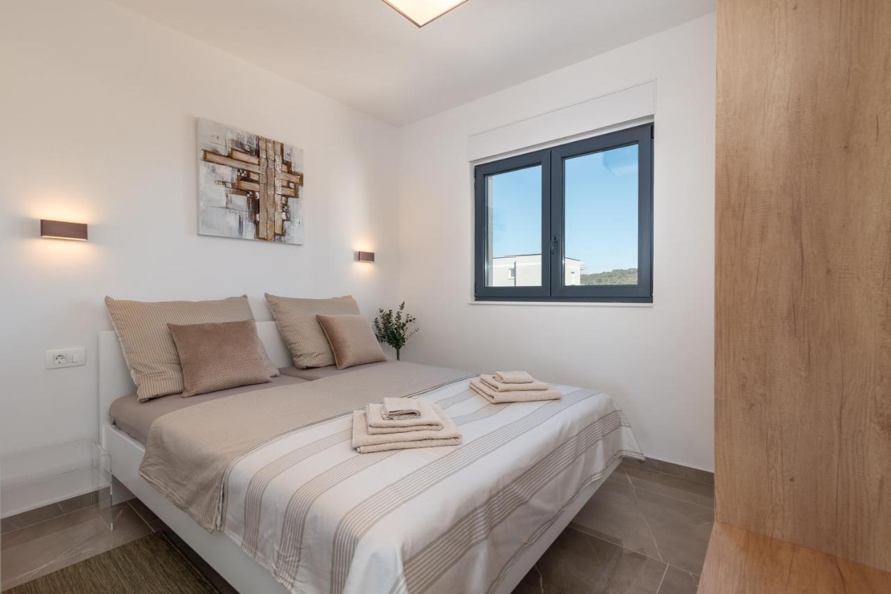 Poolside 2 bedroom ap. MARE Trogir Buitenkant foto