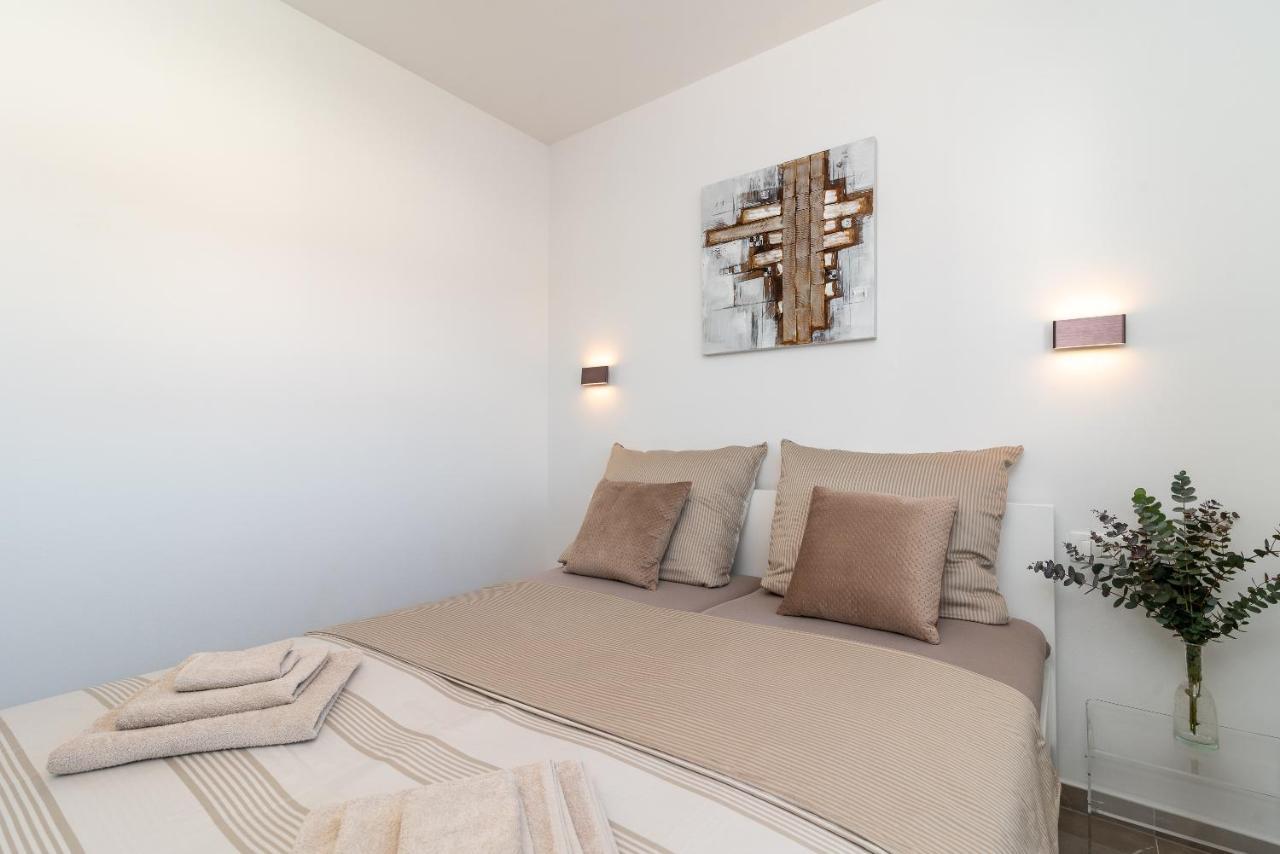Poolside 2 bedroom ap. MARE Trogir Buitenkant foto