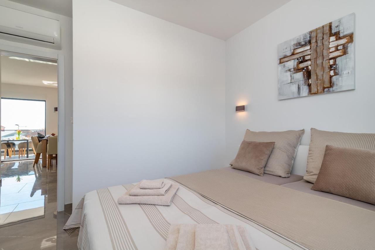 Poolside 2 bedroom ap. MARE Trogir Buitenkant foto