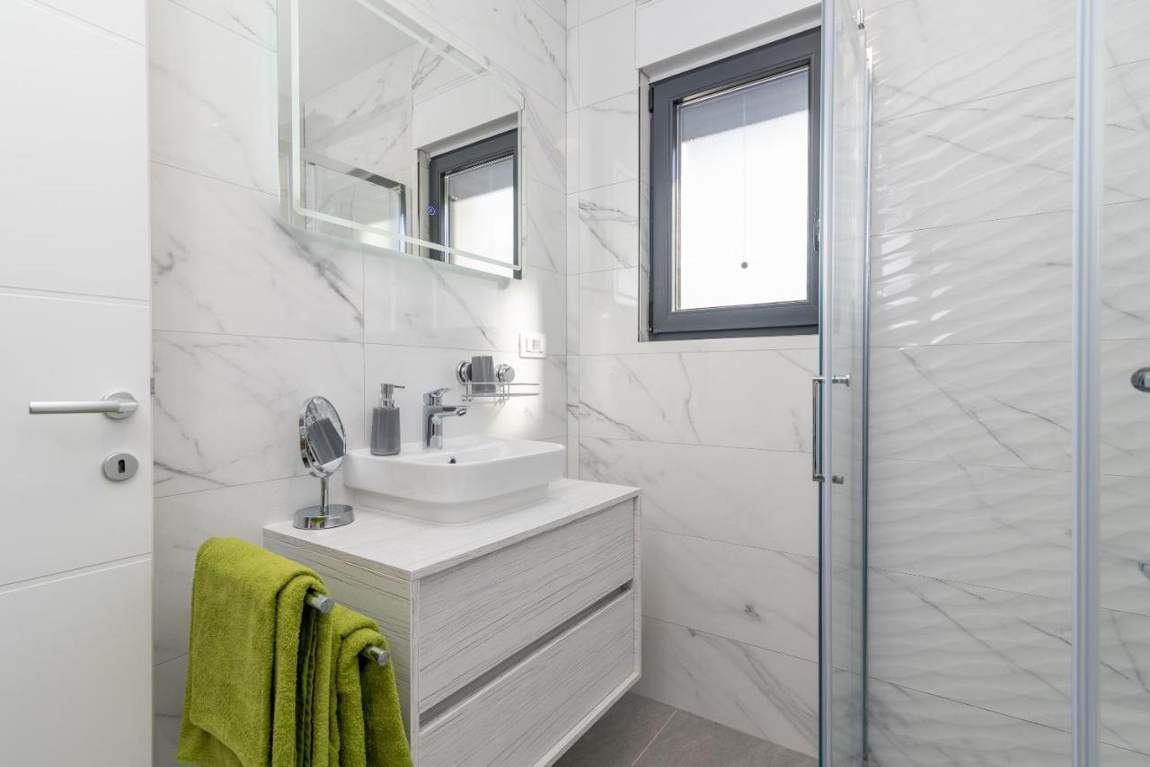 Poolside 2 bedroom ap. MARE Trogir Buitenkant foto